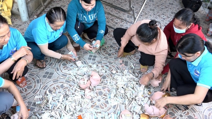 Modelo de madrinas para huérfanos en Quang Ngai - ảnh 2