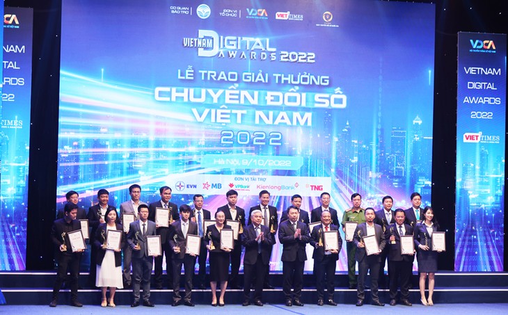 Entregan premios de transformación digital de Vietnam 2022 - ảnh 1