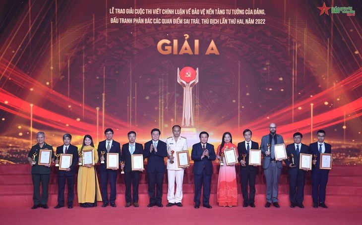 Entregan premios del concurso de escritura para proteger la base ideológica del Partido Comunista de Vietnam - ảnh 1