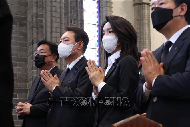 Presidente surcoreano asiste por tercera vez a acto conmemorativo de las víctimas de la estampida en Seúl - ảnh 1