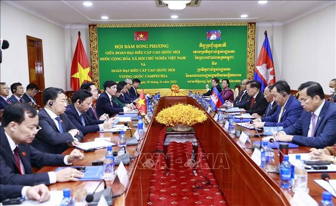 Líderes de Parlamentos de Vietnam y Camboya conversan sobre la cooperación bilateral - ảnh 1
