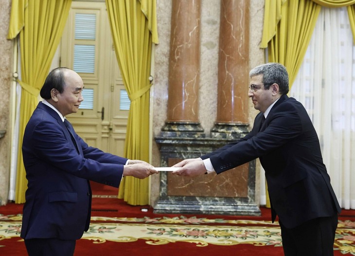 Presidente vietnamita recibe a embajadores de Azerbaiyán y Brunéi - ảnh 1