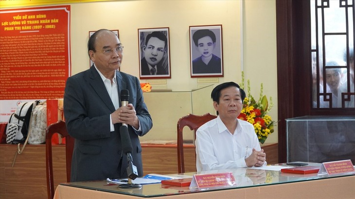 Presidente vietnamita entrega regalos solidarios de Tet a personas en circunstancias extremas en Kien Giang - ảnh 1