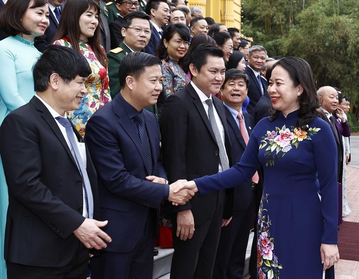 Presidenta interina de Vietnam se reúne con trabajadores de salud sobresalientes - ảnh 1