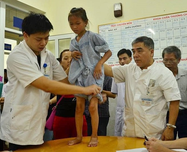 Ngo Van Toan, la mano de oro de la ortopedia y traumatología de Vietnam - ảnh 2