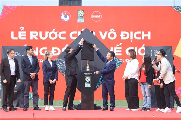 Celebran procesión del trofeo de la Copa Mundial Femenina 2023 en Vietnam - ảnh 1