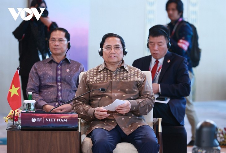 Premier vietnamita asiste a reunión restringida de la 42ª Cumbre de la ASEAN - ảnh 1