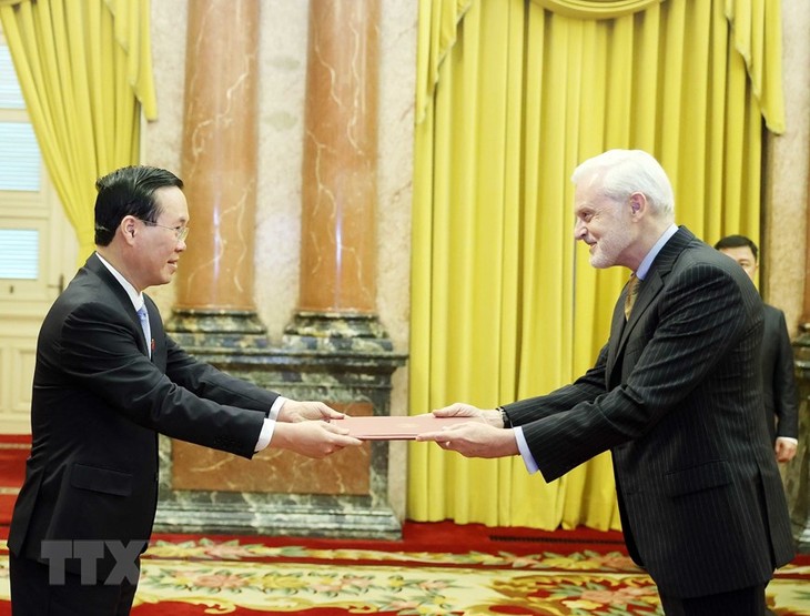 Presidente vietnamita recibe a embajadores de varios países - ảnh 3