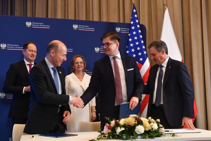 Polonia coopera con Estados Unidos para construir una planta nuclear - ảnh 1