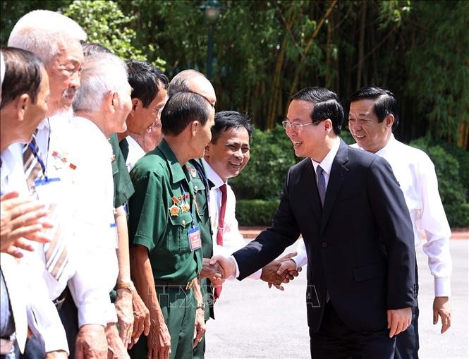 Presidente de Vietnam se reúne con personas con méritos revolucionarios de Vinh Long - ảnh 1