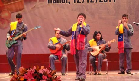 Artistas venezolanos cantan sobre héroes vietnamitas - ảnh 1