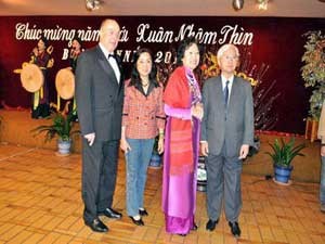 Embajadas vietnamitas en varias naciones organizan el Tet para los compatriotas - ảnh 2