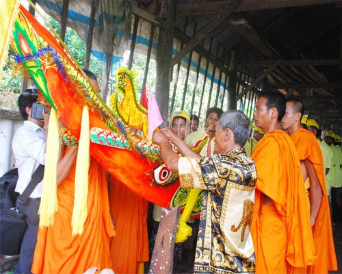 Competición tradicional de remo de los Khmers en Sóc Trang - ảnh 2