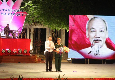 Vietnam verifica concurso de escritura sobre los “Ejemplos sencillos y nobles” - ảnh 1