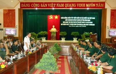 Agregados militares foráneos ponderan políticas vietnamitas de etnia y religión - ảnh 1