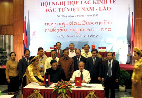 Conferencia de cooperación económica e inversionista Vietnam-Laos 2012 - ảnh 1