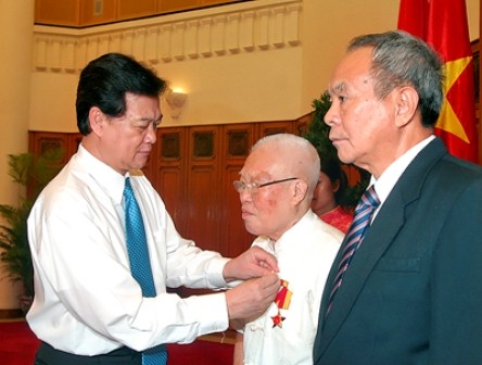 Jefe del Gobierno vietnamita destaca méritos de ex cuadros del Partido - ảnh 1