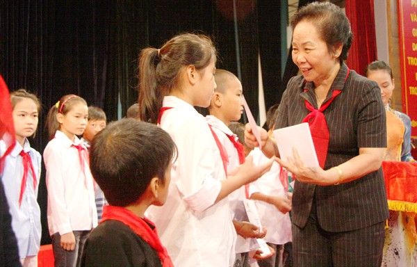 Alumnos pobres de la provincia de Lao Cai reciben becas del estado - ảnh 1
