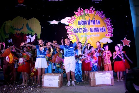 Localidades vietnamitas celebran Fiesta del medio otoño para los infantes  - ảnh 1