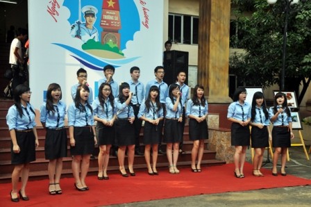 Jóvenes hanoyenes expresan gratitud a soldados en Truong Sa - ảnh 1