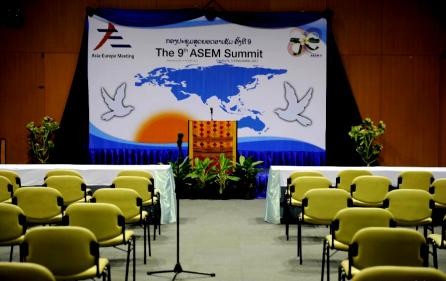 Premier Nguyen Tan Dung asiste a ASEM 9 en Laos - ảnh 1