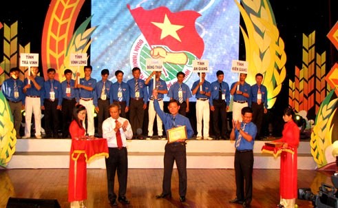 Vietnam premia a 300 jóvenes del campo más destacados - ảnh 1