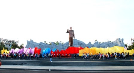 Inauguran monumento de Tío Ho con etnias de Tay Nguyen - ảnh 1