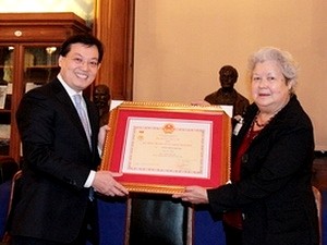 Vietnam concede sello conmemorativo a francesa de origen vietnamita - ảnh 1