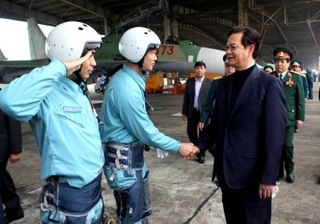 Primer ministro vietnamita visita Regimiento aéreo 923 - ảnh 1