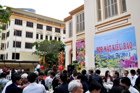 Vietnam saluda a nacionales que regresan a país con motivo del Tet - ảnh 1