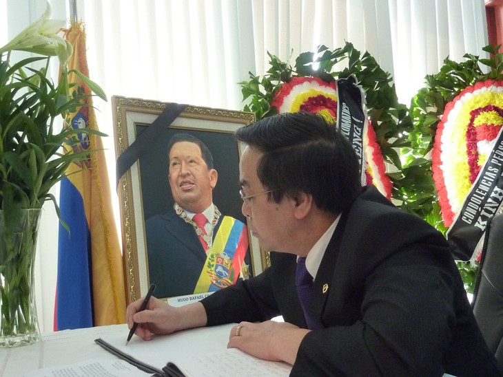 Líderes vietnamitas comparten pesar con Pueblo venezolano  - ảnh 1