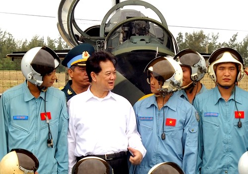 Premier Nguyen Tan Dung visita regimiento aéreo - ảnh 1