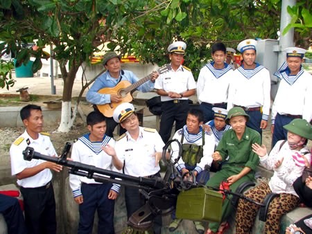 Expresan amor y solidaridad hacia los combatientes y habitantes de Truong Sa - ảnh 1