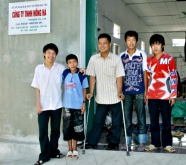 El discapacitado joven Nguyễn Hồng Hà - un ejemplo de superación - ảnh 1
