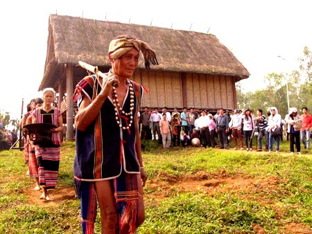 Los trajes tradicionales de la etnia Brau - ảnh 2