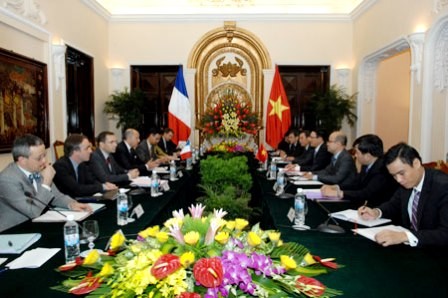 Jefes de diplomacia de Vietnam y Francia buscan mejorar relaciones bilaterales - ảnh 1