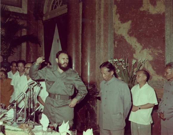 Prensa cubana enaltece visita de Fidel Castro a Vietnam hace 40 años - ảnh 1