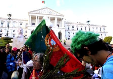 Manifestaciones en contra de medidas de austeridad en Italia y Portugal - ảnh 1