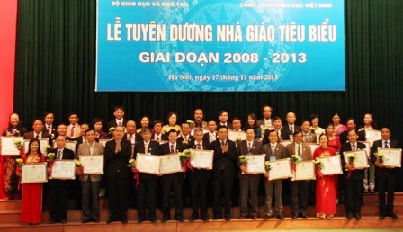 Encomian profesores ejemplares de Vietnam en 2013 - ảnh 1