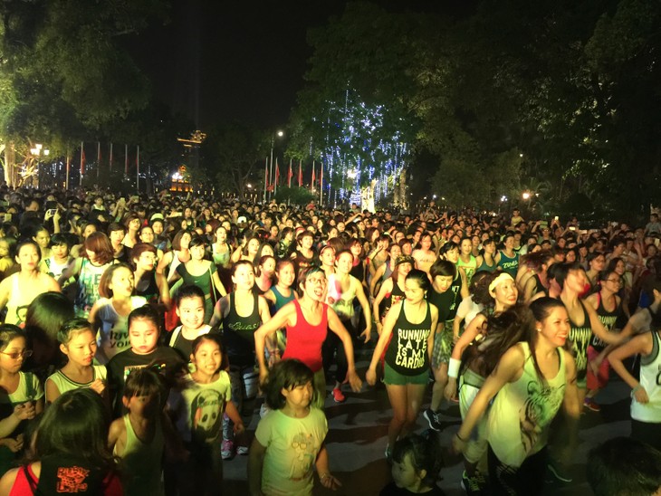 Zumba non-stop party in Hanoi - ảnh 3