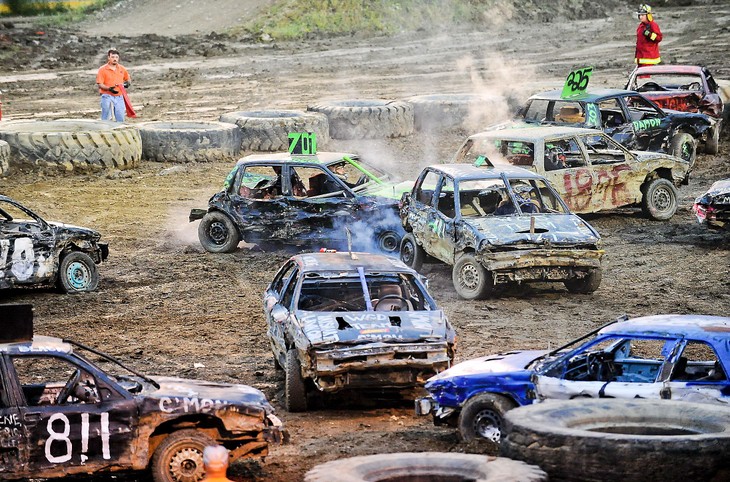 Canada’s Demolition Derby – the fighting cars - ảnh 1