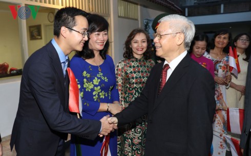 Party chief visits Vietnamese Embassy in Indonesia - ảnh 1