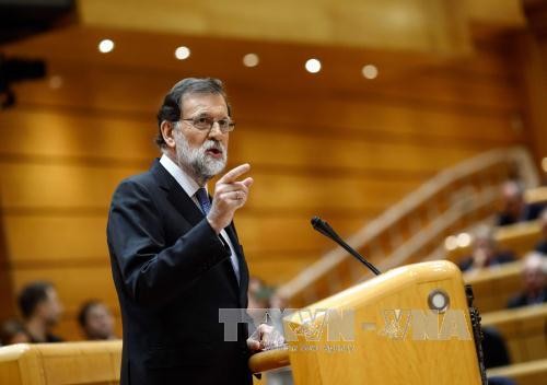 Spanish PM dissolves Catalan parliament, calls for early elections - ảnh 1