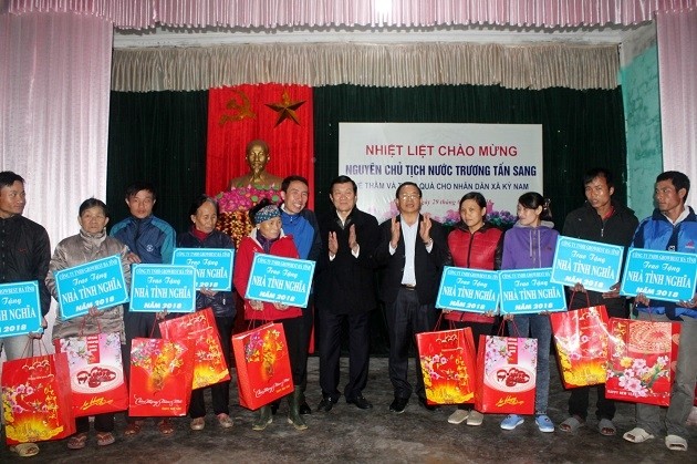 Tet gifts presented to poor, policy beneficiary families - ảnh 1