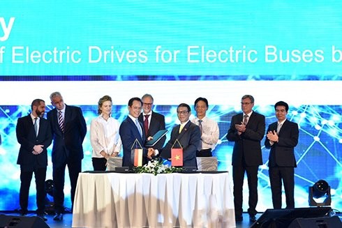(유) VinFast생산경영회사와 베트남 Siemens회사는 전기버스 제조 기술 및 부품 공급 계약서 체결 - ảnh 1