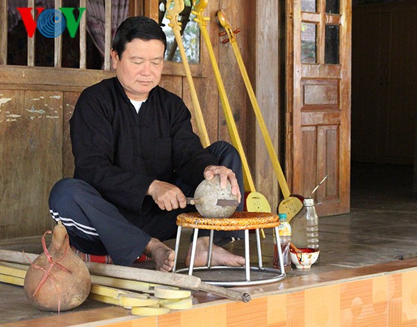 Cao Bang의 Tay족의 전통 현악기 dan tinh 제작 공예 - ảnh 2