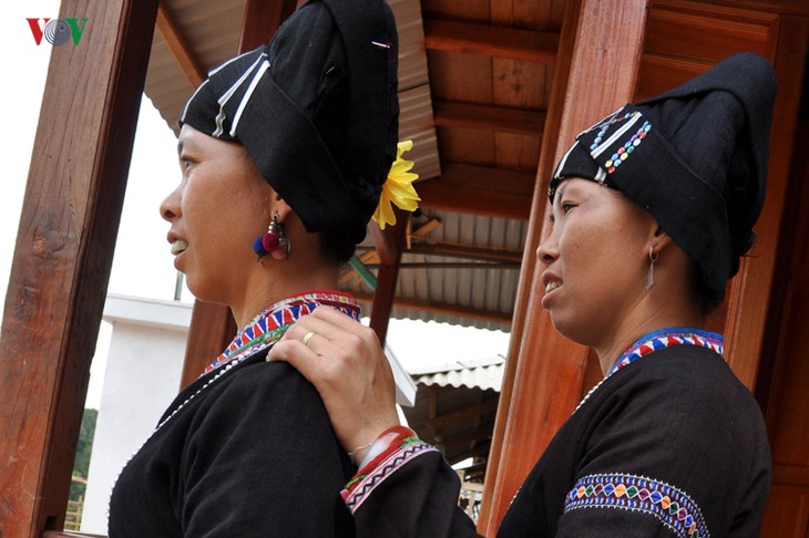 라이쩌우 (Lai Châu)성 르 (Lự) 족 여성의 전통의상 - ảnh 2
