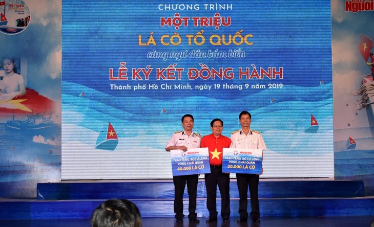 10만 개의 베트남 국기, 바다와 함께 나라를 보호하는 어부들에게 전달 - ảnh 1