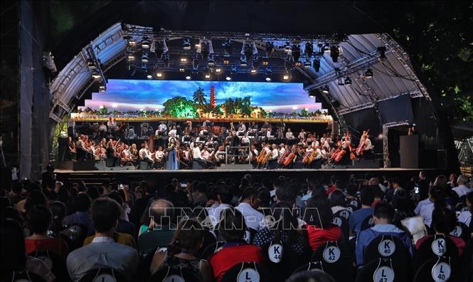 수도해방의 날 65주년 기념 : 런던 오케스트라, 하노이에 감흥이 가득한 음악공간을 조성 - ảnh 1