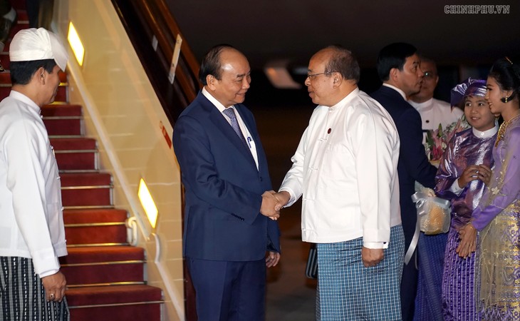 응우옌 쑤언 푹 총리, 미얀마 공식방문차 수도 네피도 도착 - ảnh 1